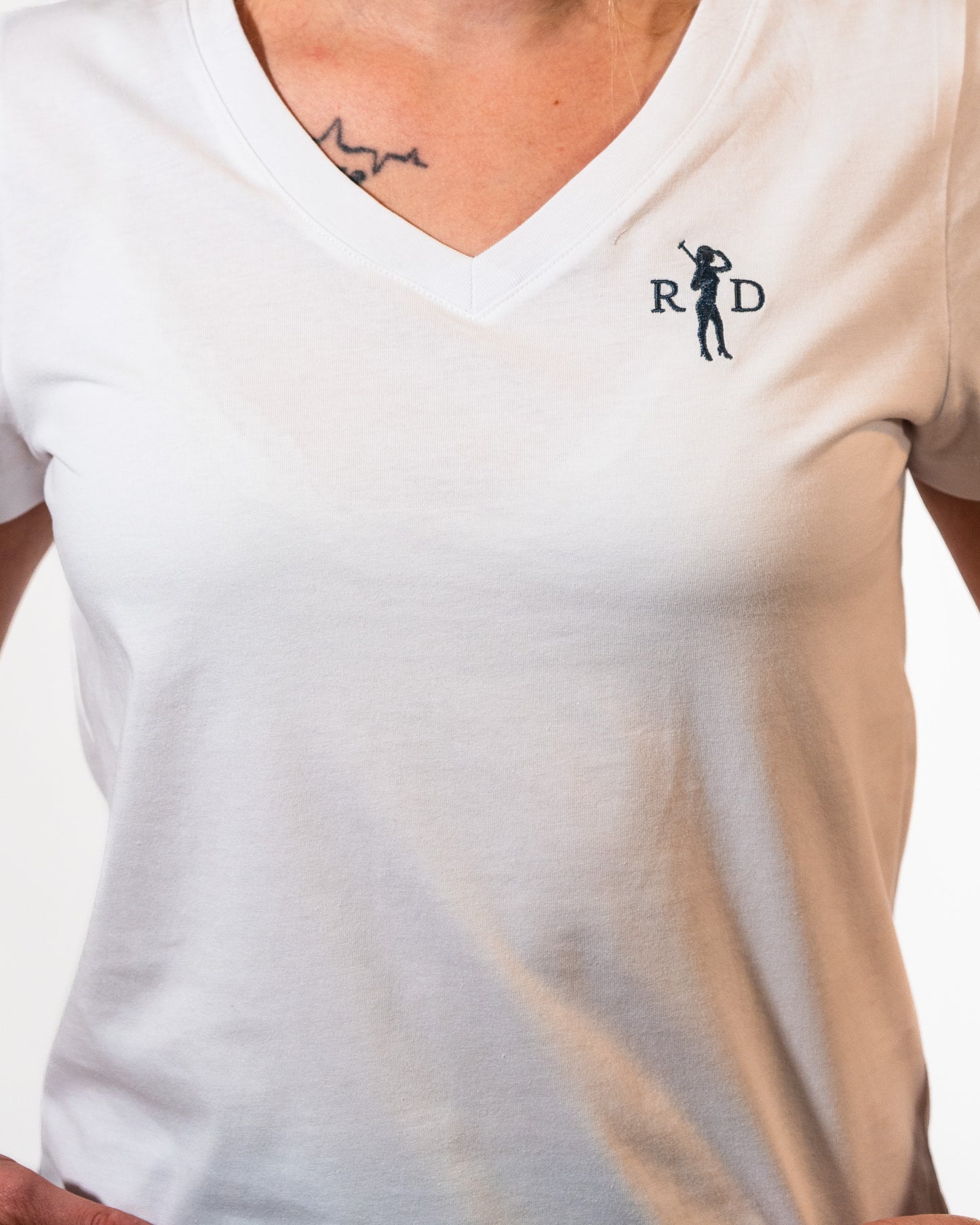 Nicki V-Ausschnitt Weiß R&D Logo Damen